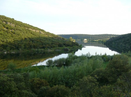 río entre monte. Bretocino